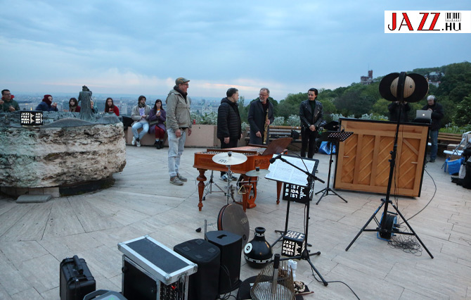 Jazzfest Budapest hajnali megnyitójs a Filozófusok kertjében